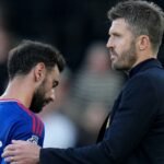 Carrick backs Fernandes as Man Utd captain ahead of Chelsea clash