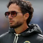 Chargers stick with Mike McDaniel as play-caller despite 0-6 start