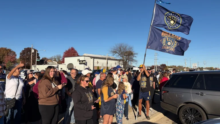 Hundreds of Fans Welcome Brewers Back to Milwaukee After World Series