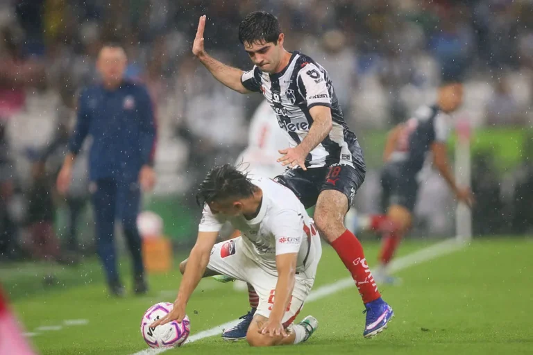Linesman collision: Diego Rossi crashes after official blocks corner
